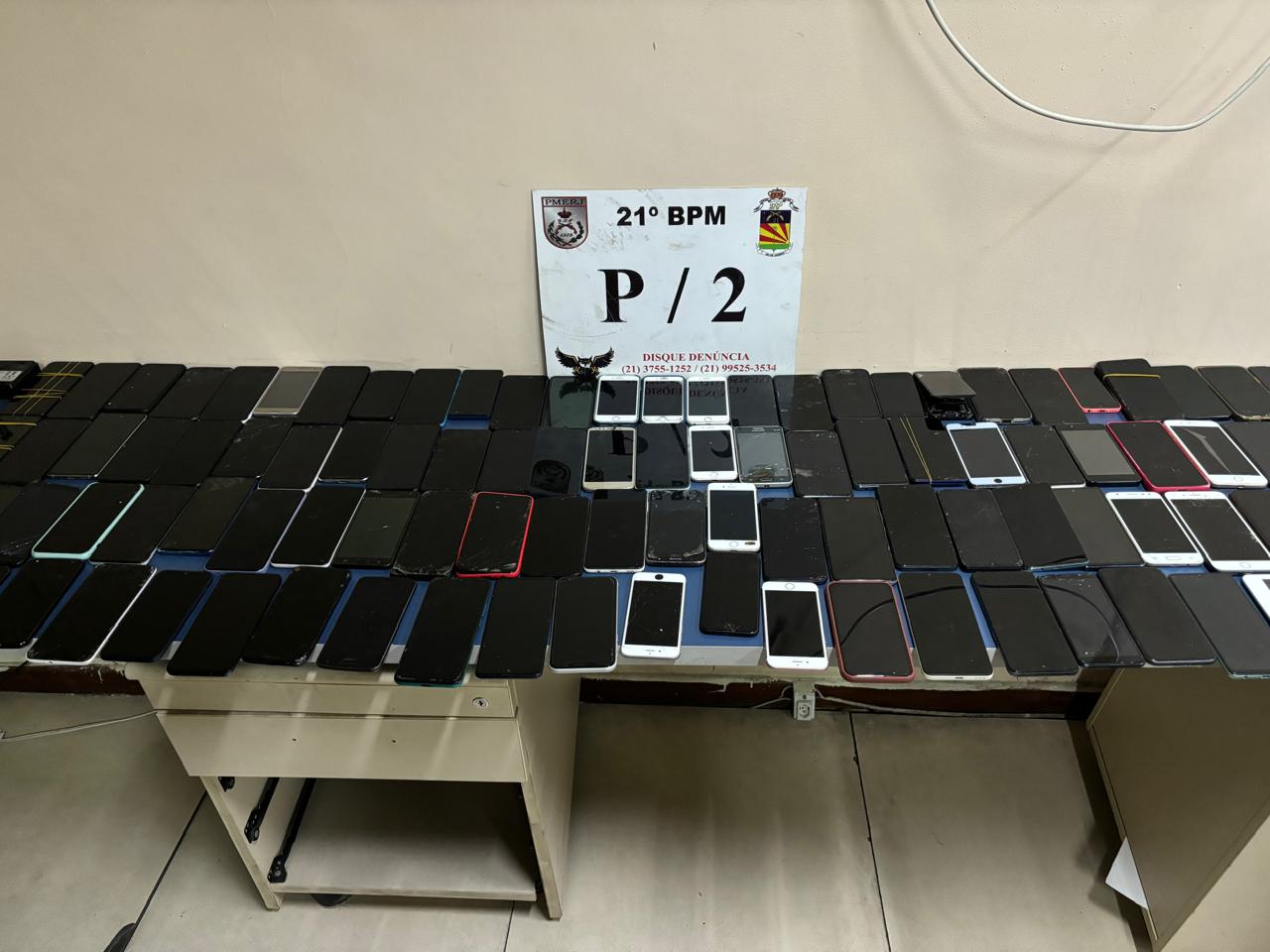 Policiais apreendem 109 celulares roubados na Pavuna 